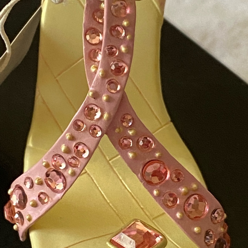 Just The Right Shoe “Pink Ribbon Miracle” New  in original box.